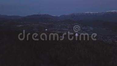 索契奥运村的俯视图.. 剪辑。 日落时分索契奥运村的美丽景色